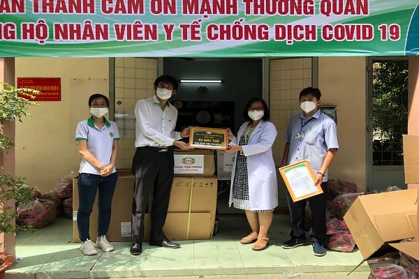 Nhựa Tiền Phong trao tặng 2 máy thở cho hai bệnh viện tại TP Hồ Chí Minh