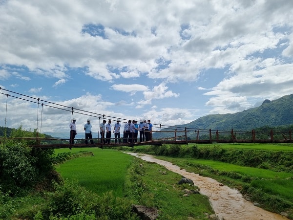 Đoàn khảo sát tại cây cầu đã cũ nát