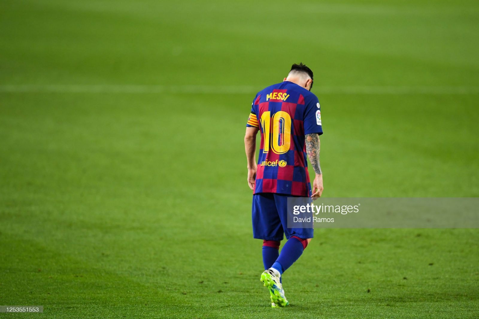 Sau 22 năm gắn bó, Messi đã bị bán sang PSG