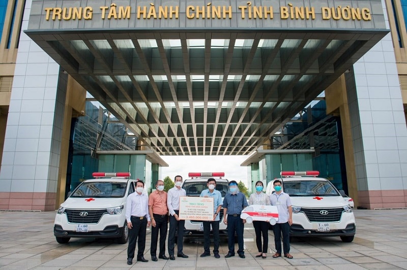 Ông Cao Minh Hiếu, Thành viên HĐQT Tập đoàn Hưng Thịnh,p/kiêm Phó TGĐ Hưng Thịnh Land trao tặng tỉnh Bình Dương 3 xe cứu thươngp/và 10.000 bộ kit xét nghiệm nhanh SARS-CoV-2 hỗ trợ phòng, chống dịch Covid-19