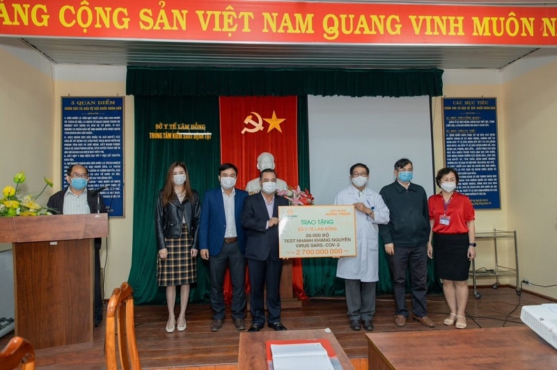 Ông Lê Hồng Việt - Phó Chủ tịch Tập đoàn Hưng Thịnh trao tặng 20.000 bộ kit xét nghiệm nhanh SARS-CoV-2 cho đại diện Sở Y tế tỉnh Lâm Đồng.