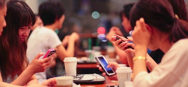 Giới trẻ hẹn hò uống cà phê nhưng mắt lại luôn dán vào màn hình điện thoại.