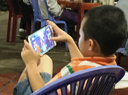 Trẻ em được ba mẹ cho sử dụng điện thoại sớm ảnh hưởng đến sức khỏe, sự phát triển của trẻ (ảnh mang tính minh họa)