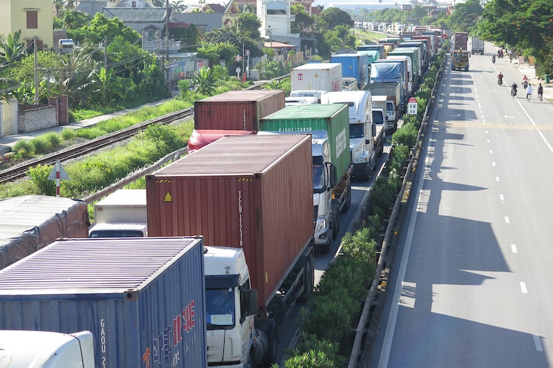 nhiều địa phương áp dụng các quy định khác nhau gây ra khó khăn trong lưu thông hàng hóa và sản xuất công nghiệp vì nguyên liệu phục vụ sản xuất bị ách tắc.