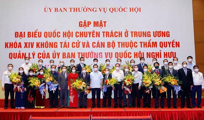 Chủ tịch Quốc hội Vương Đình Huệ ghi nhận những đóng góp của các đại biểu chuyên trách nghỉ chế độ hoặc không tái cử ở Trung ương. 