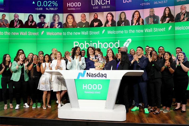 Baiju Bhatt và Vlad Tenev ăn mừng sau khi rung chuông cho đợt IPO của Robinhood vào ngày 29 tháng 7 năm 2021, tại thành phố New York. Hình ảnh Cindy Ord / Getty cho Robinhood