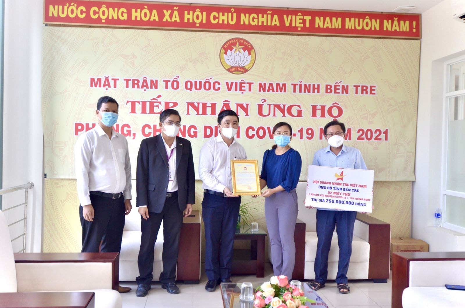 Đại diện Hội Doanh nhân trẻ Việt Nam trạo tặng máy thở, vật tư, thiết bị y tế cho tỉnh Bến Tre