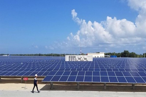 Cần có biện pháp chế tài mạnh đối với các công ty sản xuất tấm quang điện, thu phí bảo vệ môi trường và ràng buộc trách nhiệm xử lý tái chế sau khi hết vòng đời sản phẩm khi họ bán sản phẩm ra thị trường.