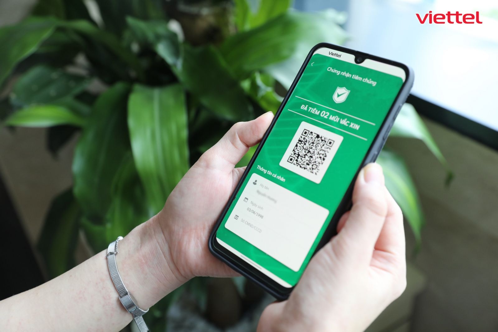 còn người tiêm đủ 2 mũi sẽ có chứng nhận màu xanh