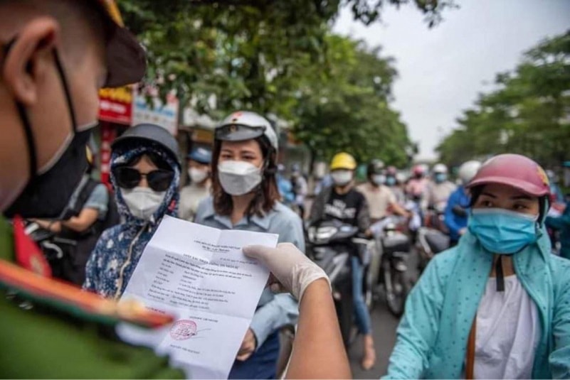 Cấp, sử dụng giấy đi đường “khống” đều có thể đối diện với án phạt tù - Ảnh minh họa