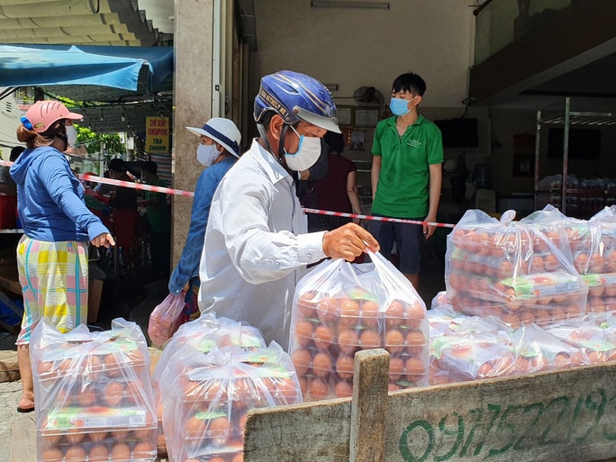 Một cơ sở cung cấp trứng tại đường Hải Phòng hoạt động hết công suất trước sức mua tăng đột biến. Ảnh: NLĐ