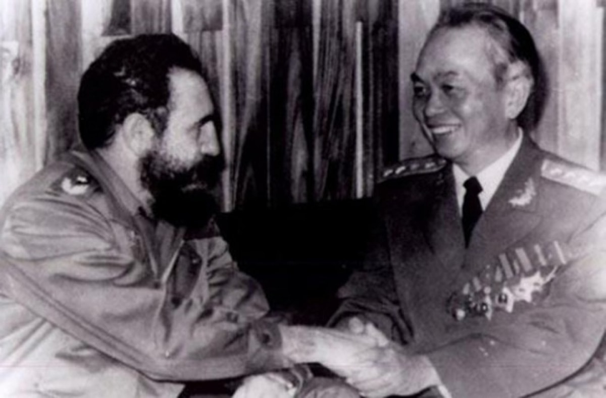 Đại tướng Võ Nguyên Giáp bắt tay thân mật Chủ tịch Cuba Fidel Castro trong chuyến thăm Cuba năm 1976. Nguồn: Sách ảnh “Đại tướng, Tổng tư lệnh Võ Nguyên Giáp