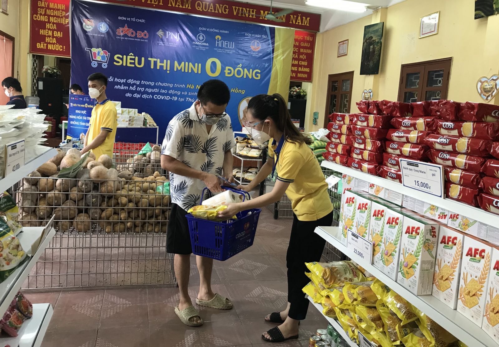 Tình nguyện viên hỗ trợ người mua hàng lựa chọn sản phẩm