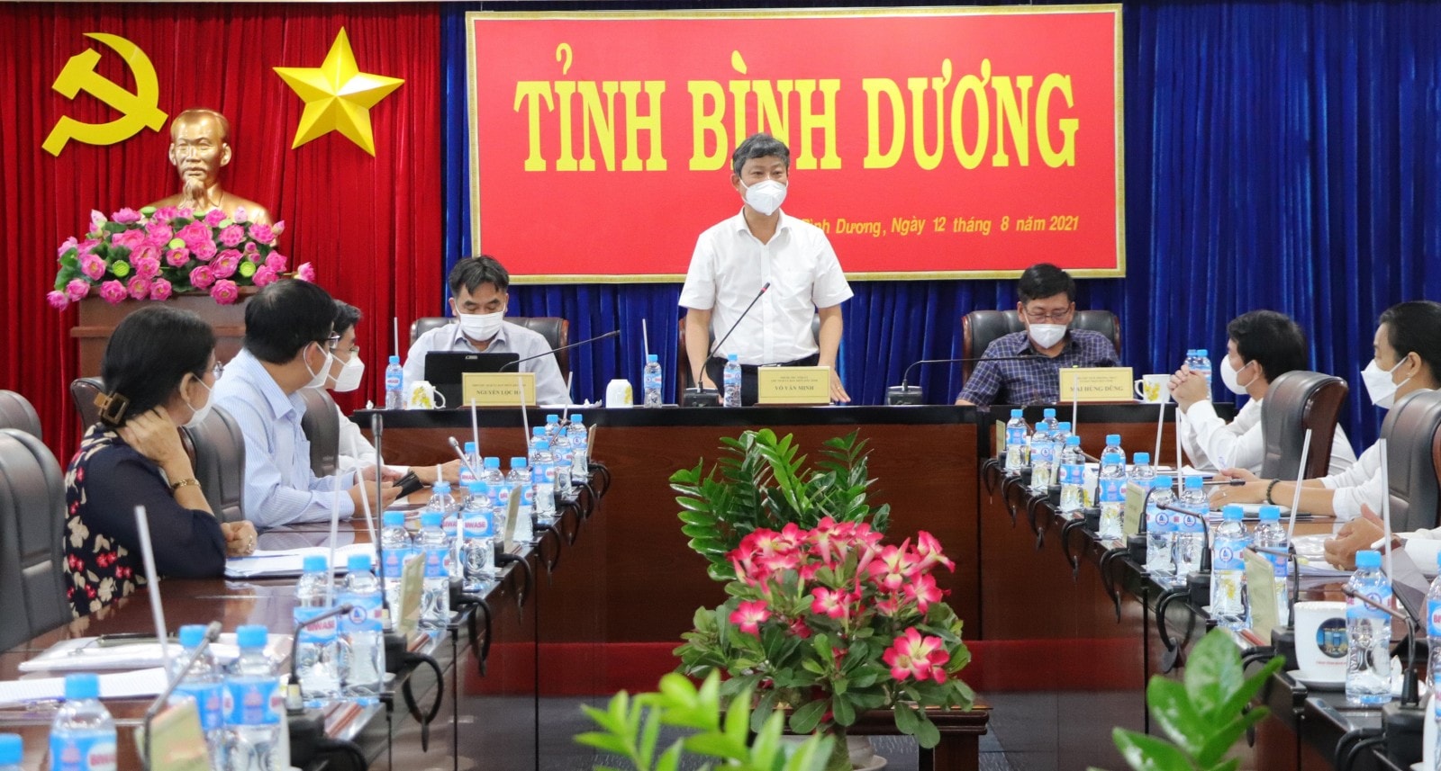 Ông Võ Văn Minh phát biểu chỉ đạo tại cuộc họp về phát triển kinh tế - xã hội và phục hồi sản xuất kinh doanh những tháng cuối năm 2021.