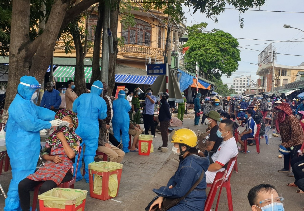 Bao nhiêu công sức của nhiều lực lượng bấy lâu đã tạo nên thành trì chống dịch COVID-19 bỗng chốc bị đạp đổ nếu ý thức cộng đồng không được nâng cao