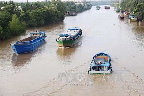 Các phương tiện thủy lưu thông trên kênh Chợ Gạo, Tiền Giang. Ảnh: Nam Thái/TTXVN