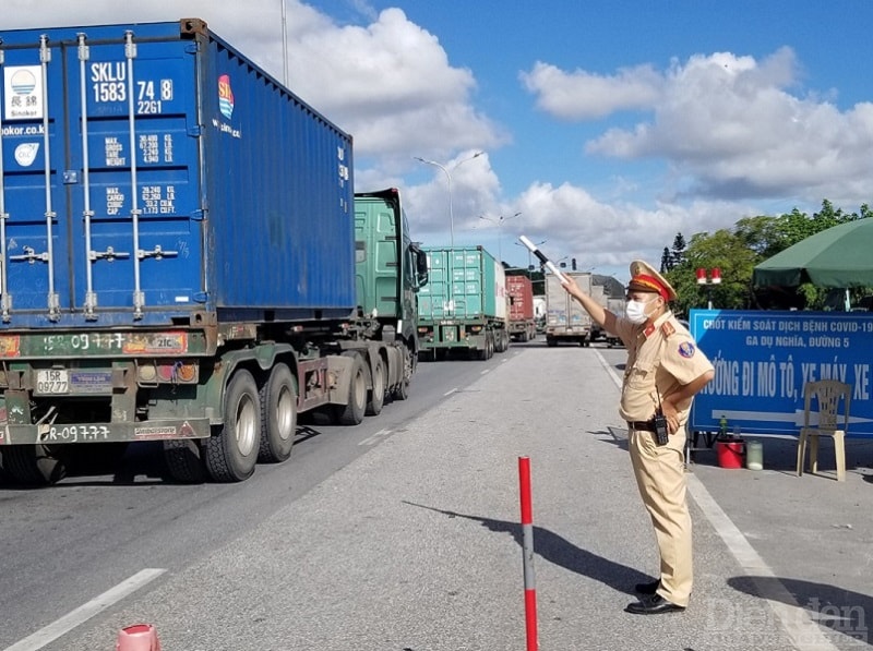 Tổ tuần tra của thành phố, các Sở, ngành liên quan và các quận, huyện tăng cường xử lý nghiêm các vi phạm, kể cả xử lý hình sự theo quy định của pháp luật đối với mọi hành vi không tuân thủ, cản trở, chống đối việc thực hiện các quy định, biện pháp phòng, chống dịch bệnh