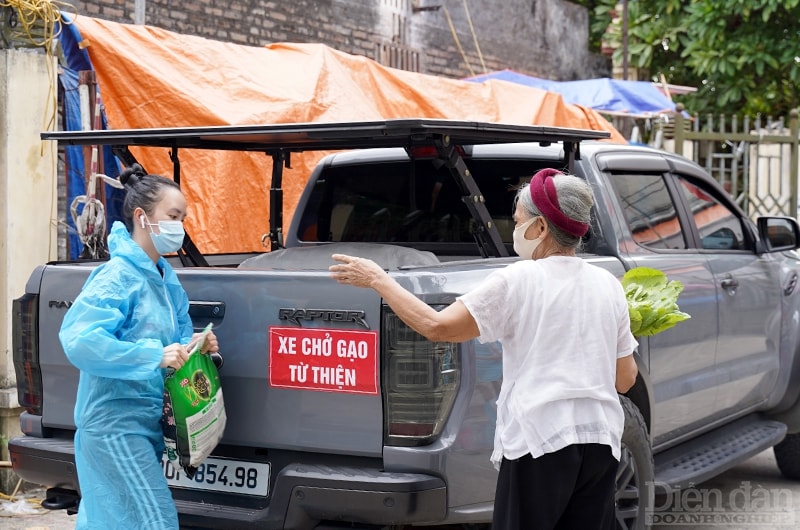 Những tổ chức thiện nguyện này sẵn sàng vào những khu dân cư bị phong toả doa dịch bệnh để trao những tấm lòng thiện nguyện