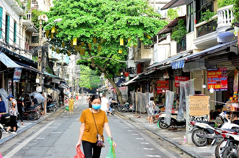 2. Chợ Hàng Bè (Hoàn Kiếm) vừa giãn cách người bán, vừa hạn chế số lượng người dân vào chợ mua thực phẩm