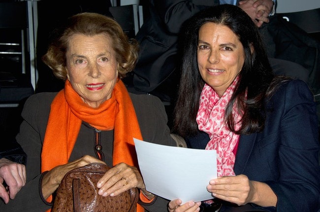  Françoise Bettencourt Meyers và người mẹ quá cố Liliane Bettencourt tại Tuần lễ thời trang Paris năm 2012. Ảnh: Pascal Le Segretain/Getty.