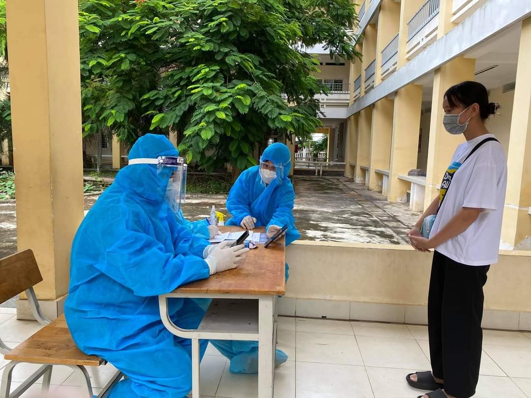 Tình nguyện viên phường IV, thành phố Tây Ninh kiểm tra việc khai báo y tế của người dân trên ứng dụng Bluezone trước khi xét nghiệm sàng lọc.