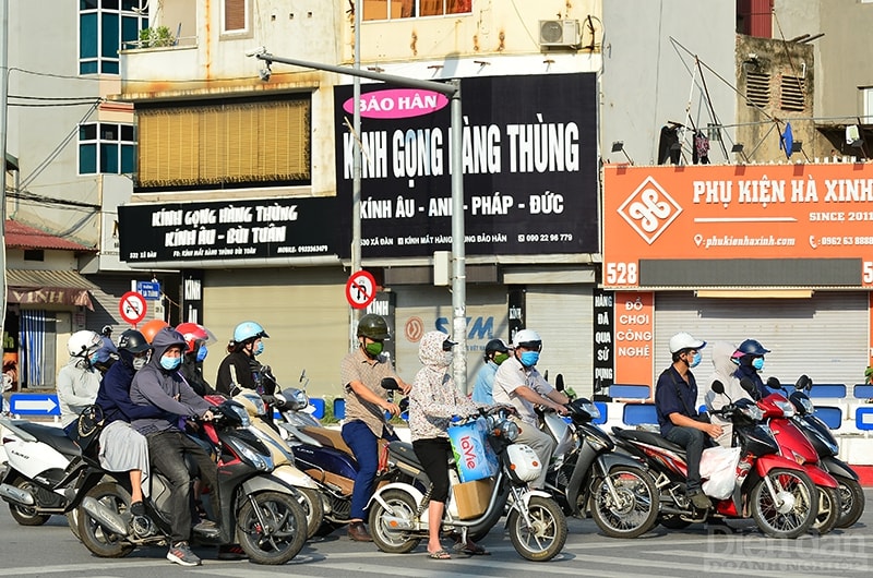 Tại các nút giao thông, người tham gia giao thông đều đeo khẩu trang nhưng khi đứng dừng, chờ đèn tín hiệu giao thông đều không bảo đảm khoảng cách an toàn 2m.