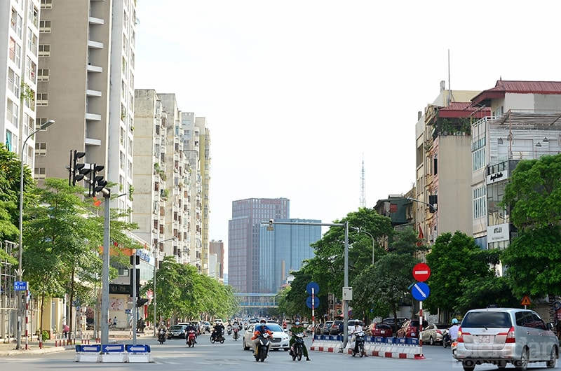 Tuy nhiên, một số tuyến đường của Thủ đô đã trở nên đông bất thường. Điều này đã gây nên sự lo ngại về công tác phòng, chống dịch COVID-19 mà thành phố đang nỗ lực thực hiện.