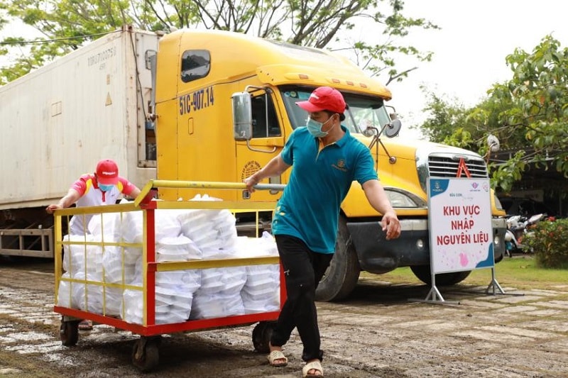 Bếp ăn thiện nguyện của người Phú Long và Sovico vẫn đỏ lửa, mang đến hàng ngàn suất cơm mỗi ngày cho các khu vực cách ly, bệnh viện, người nghèo cơ nhỡ. 