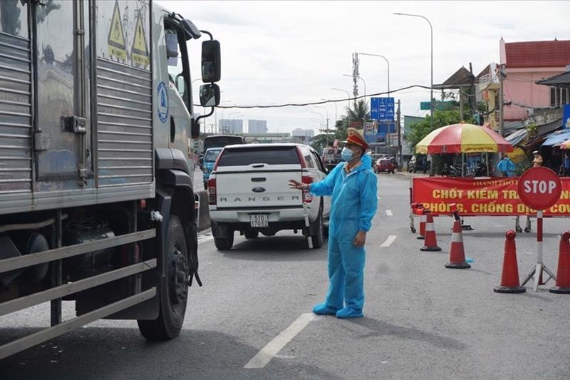 Thành phố kiến nghị Thủ tướng Chính phủ, chỉ đạo các tỉnh, thành phố thực hiện nghiêm túc chỉ đạo của Thủ tướng Chính phủ tại Công văn số 1015 ngày 25/7 về việc vận chuyển hàng hóa thiết yếu, phục vụ đời sống người dân vùng có dịch COVID-19.