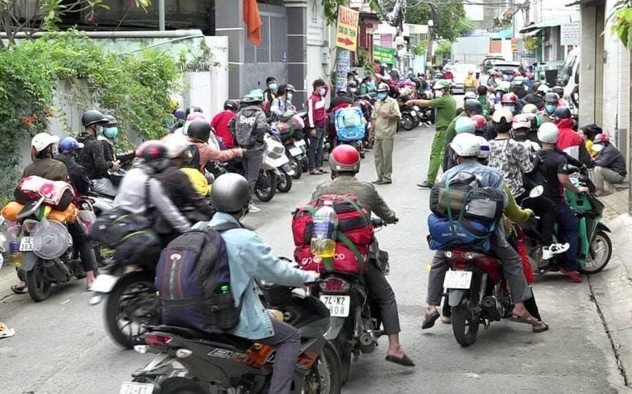 Hàng nghìn người đổ xô trở về quê khi dịch COVID-19 bùng phát ở các tỉnh, thành phía Nam thì bức tranh về phân bổ nguồn lao động thực sự mới thấy rõ nhất