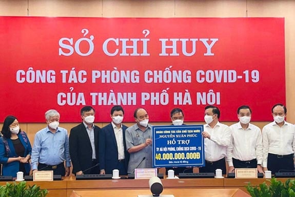 Hình ảnh: Ông Phạm Quang Thắng – Phó Tổng Giám đốc Techcombank, thứ ba từ trái sang – tại lễ trao tặng hỗ trợ đến thủ đô Hà Nội trong công tác phòng chống dịch Covid 19.