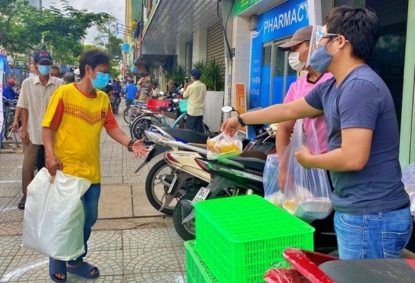 Ấm lòng với những suất ăn miễn phí trong đại dịch.