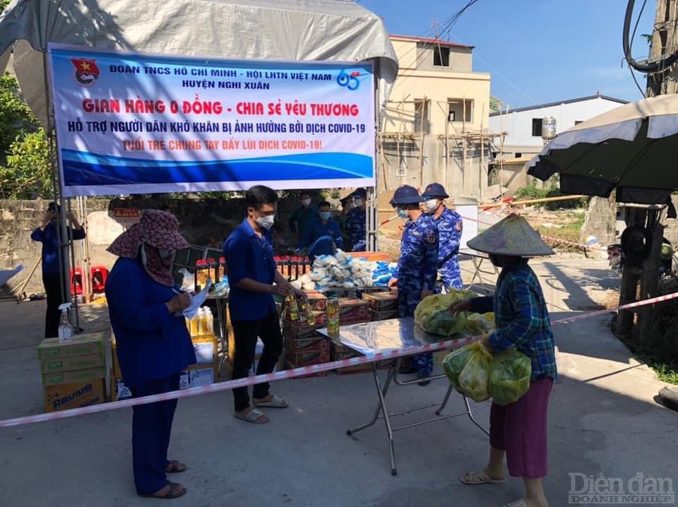 Để đảm bảo công tác phòng, chống dịch COVID-19 trên địa bàn, tất cả các thành viên trong đội “Đi chợ giúp dân” phải đảm bảo có giấy xác nhận xét nghiệm âm tính COVID-19 (test nhanh 3 ngày/lần hoặc xét nghiệm PCR 7 ngày/lần); có sổ nhật trình giao nhận hàng hoá thiết yếu...