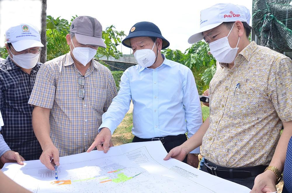 Chủ tịch UBND tỉnh Đặng Văn Minh nghe báo cáo Dự án Khu đô thị mới phục vụ tái định cư Khu II Đê bao