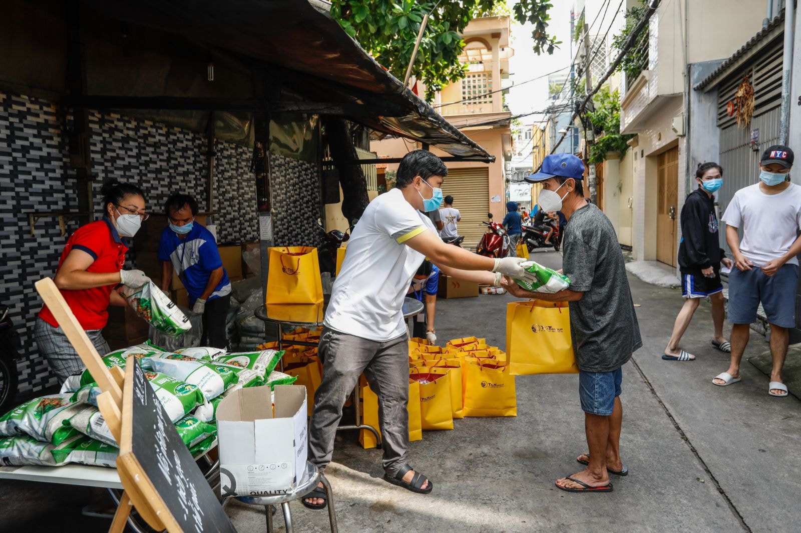 Mỗi suất quà bao gồm lương thực và nhu yếu phẩm thiết yếu đang được gấp rút trao đến tận tay người dân TP.HCM.