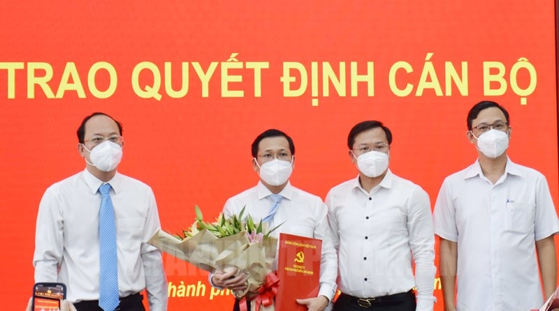 Các đại biểu tặng hoa chúc mừng Phó Chánh Văn phòng Thành ủy TPHCM Nguyễn Hoàng Anh.