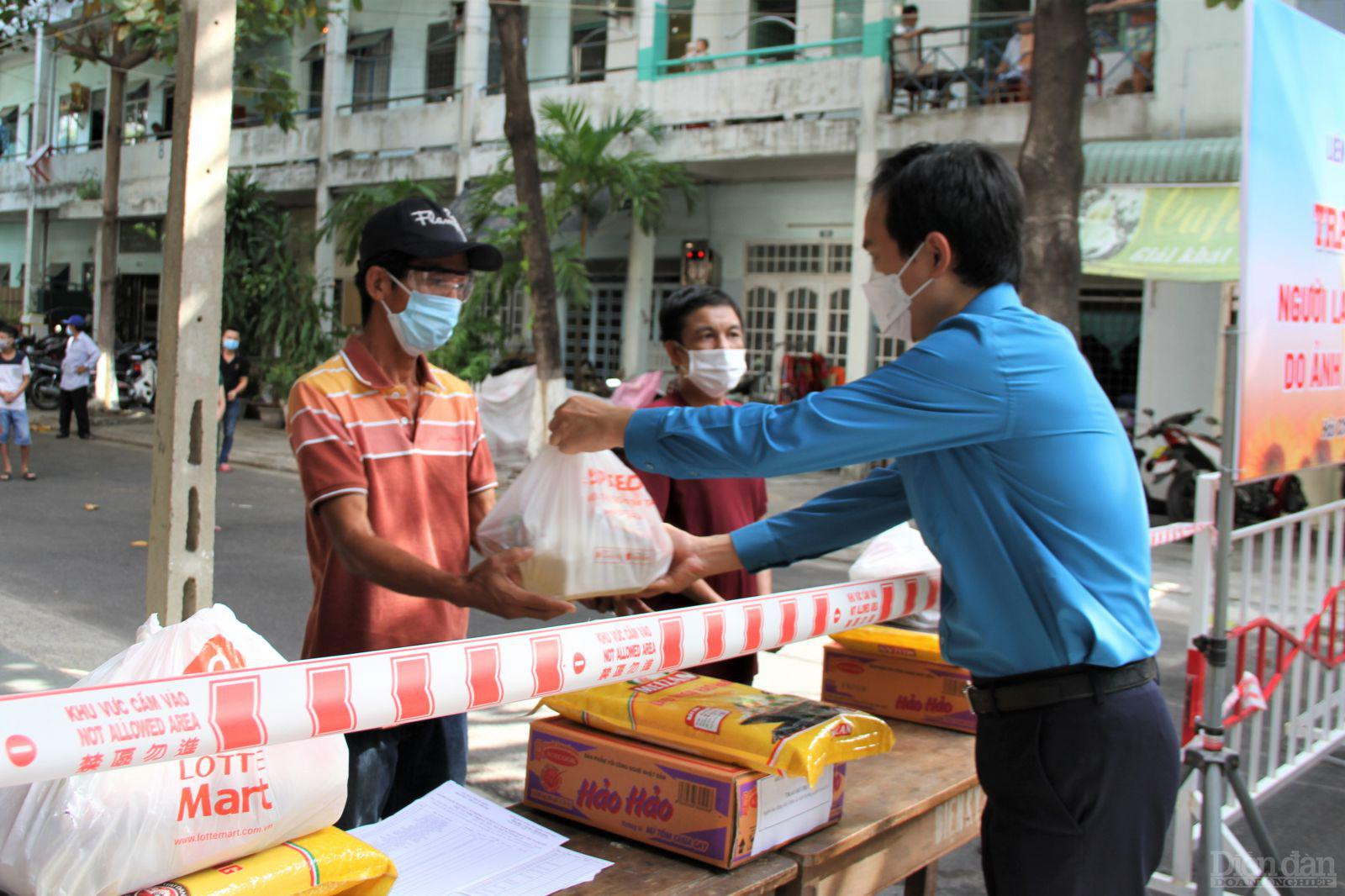 Nhiều phương án, quyết định hỗ trợ nhân dân được triển khai kịp thời để đảm bảo người dân không thiếu đói trong những ngày chống dịch.