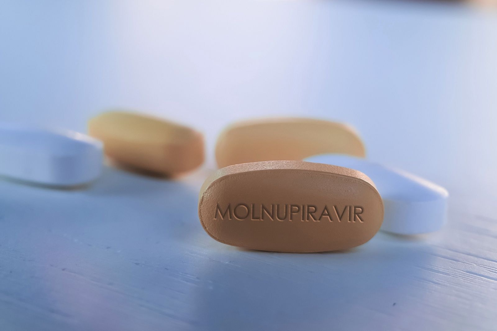 lô thuốc Molnupiravir nhập khẩu đầu tiên với hơn 300.000 viên 200mg, tương đương hơn 7.500 liều sẽ về đến Việt Nam hôm nay.