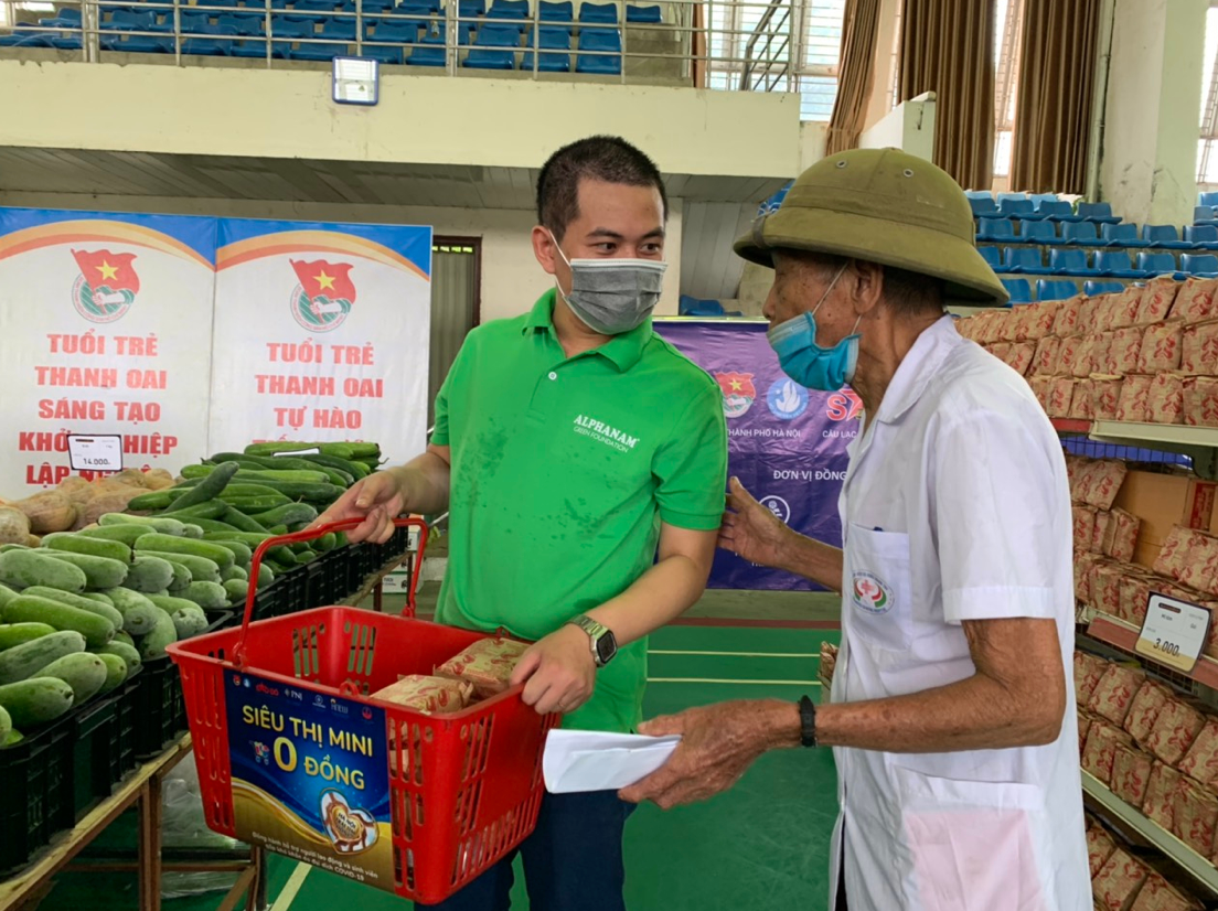 Đến mua sắm tại Siêu thị mini 0 đồng huyện Thanh Oai, bà con được các tình nguyện viên củap/Alphanam Green Foundation hướng dẫn tận tình.