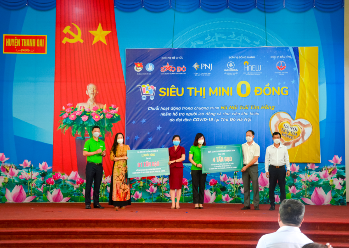 Quỹ Alphanam Green Foundation trao tặng 5 tấn gạo cho hai xã Bình Minh và Cao Viên.