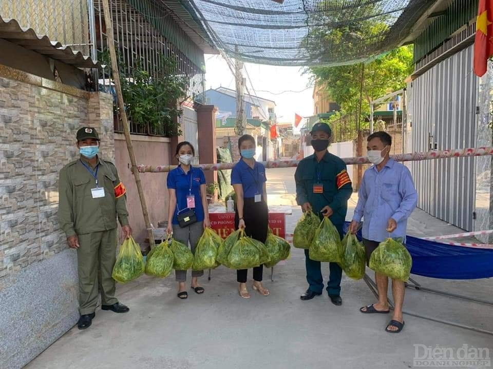 Ông Hoàng Giang Nam – Phó Chủ tịch UBND phường Hồng Sơn, Tp Vinh cho biết, việc triển khai “gian hàng 0 đồng” đã góp phần cứu đói, cung ứng kịp thời cho các hộ dân khối phố đang nằm trong diện phải cách ly y tế, hộ nghèo, các trường hợp neo đơn không nơi nương tựa trong khi dịch COVID-19 đang diễn biến phức tạp tại địa phương.