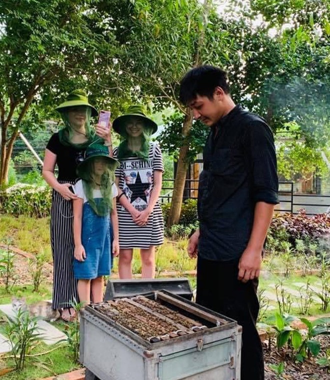Anh Ngọc dẫn khách tham quan trang trại nuôi ong.