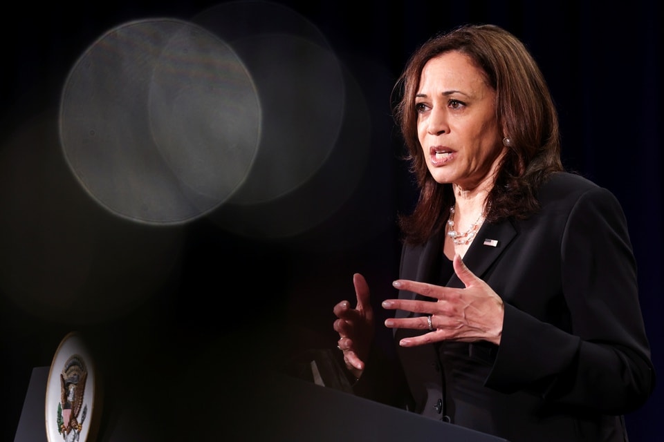 Phó Tổng thống Mỹ Kamala Harris trong buổi họp báo tại Việt Nam chiều 26/8