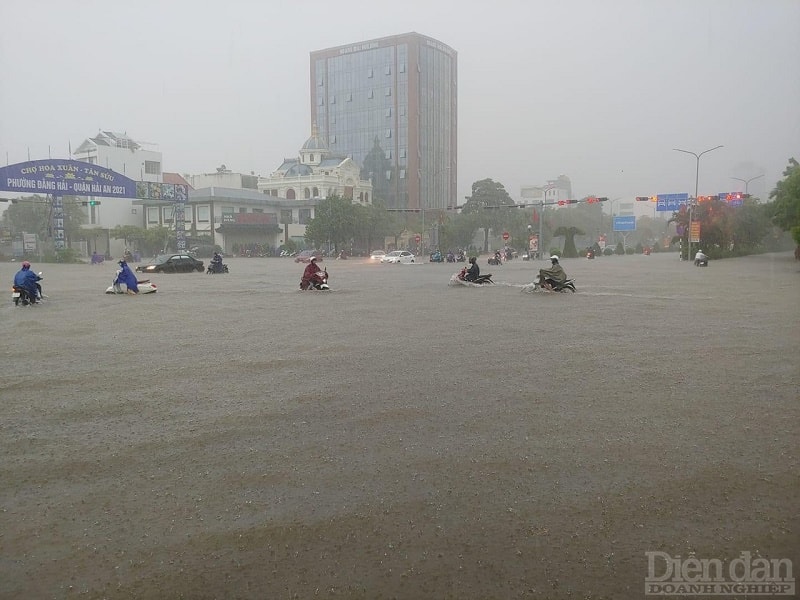 Nhiều người phải dắt bộ xe máy tại khu vực cổng chợ hoa Đằng Hải, quận Hải An