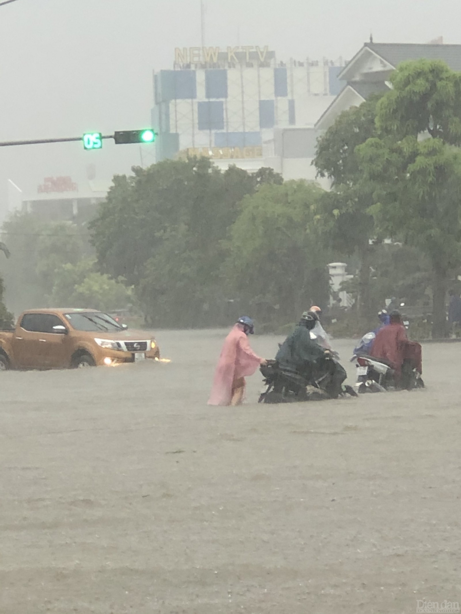 Khu vực đường Lê Hồng Phong, gần cầu vượt Big C, mưa lớn khiến các phương tiện giao thông khó di chuyển