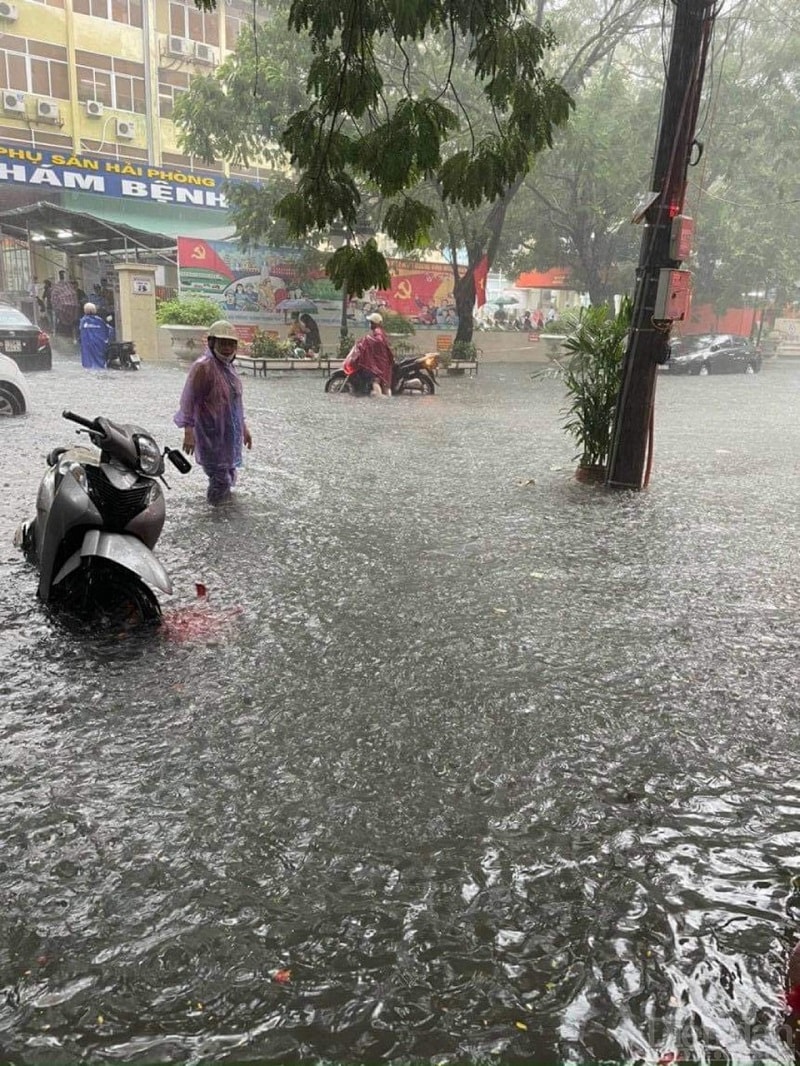 Mưa lớn tại khu vực bệnh viện phụ sản Hải Phòng