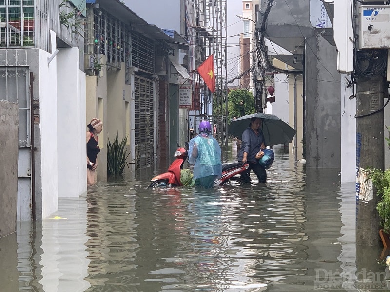 Mưa lớn gây ngập lụt tại nhiều ngõ phố ở quận Hải An, TP Hải Phòng