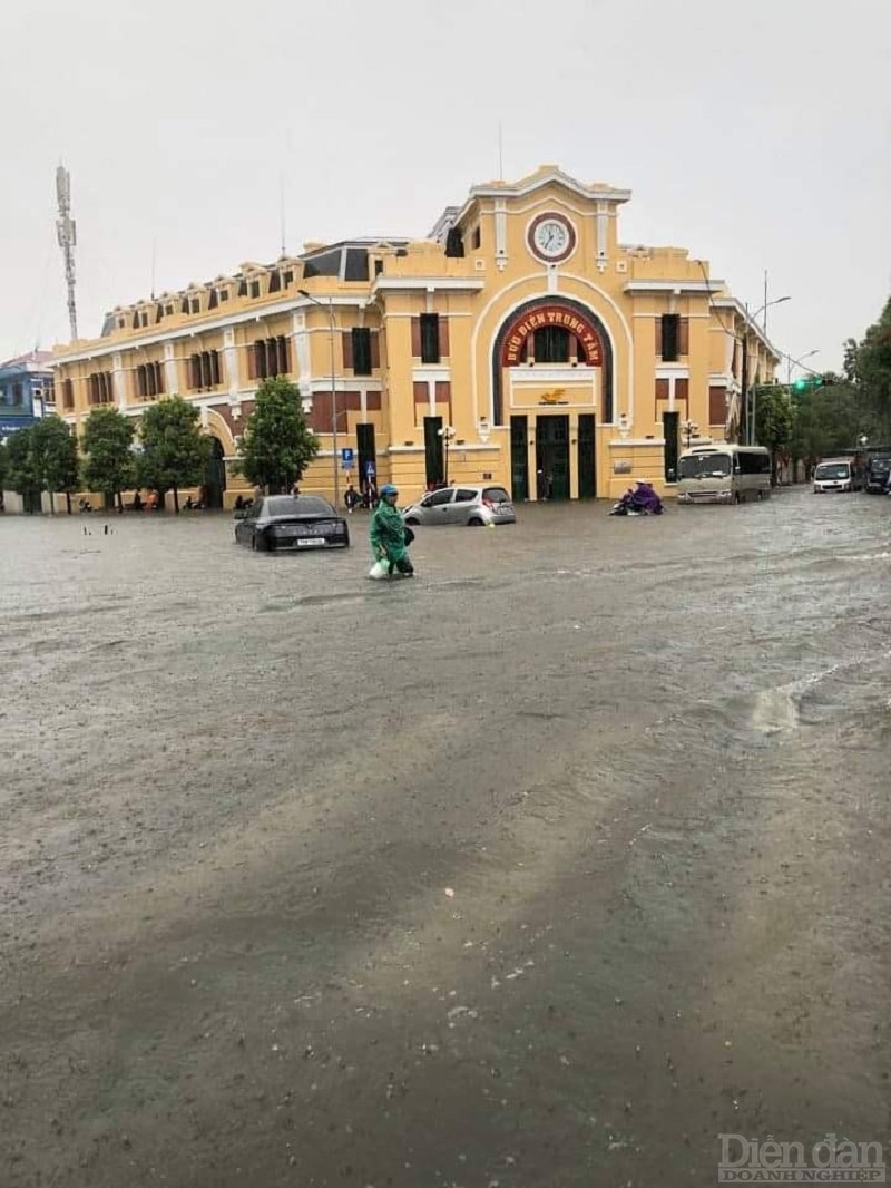 Mưa lớn gây ngập lụt tại khu vực bưu điện TP Hải Phòng