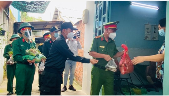 Bộ đội, công an mang quà đến phát cho từng hộ dân