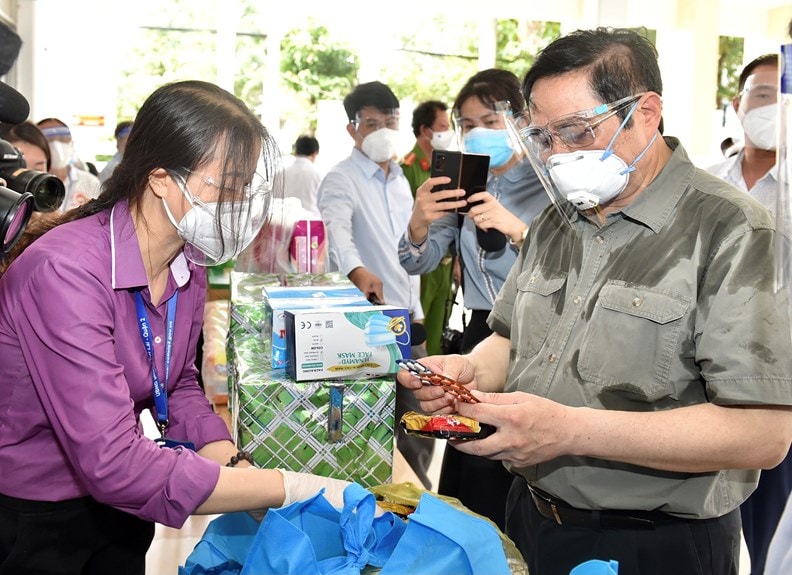 Thủ tướng đến kiểm tra tình hình cung ứng lương thực, thực phẩm tại Co.op Extra ở phường Hiệp Bình Chánh, TP Thủ Đức